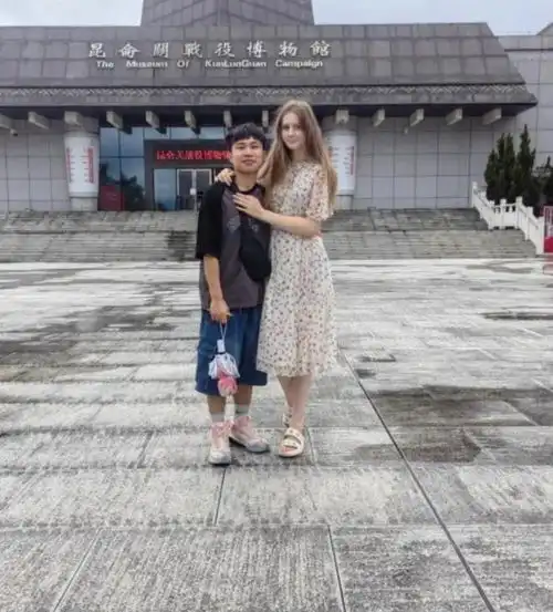 小仙女破防广西小伙和20岁波兰美女恋爱,女生怒斥他配不上你