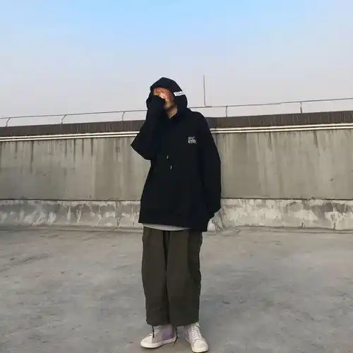 谁说女孩一定要仙气飘飘酷酷女孩也惹人爱,时髦卫衣穿搭怎能少