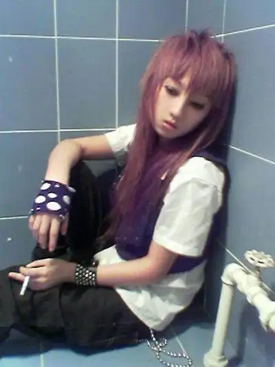 非主流可爱女生头像抽烟