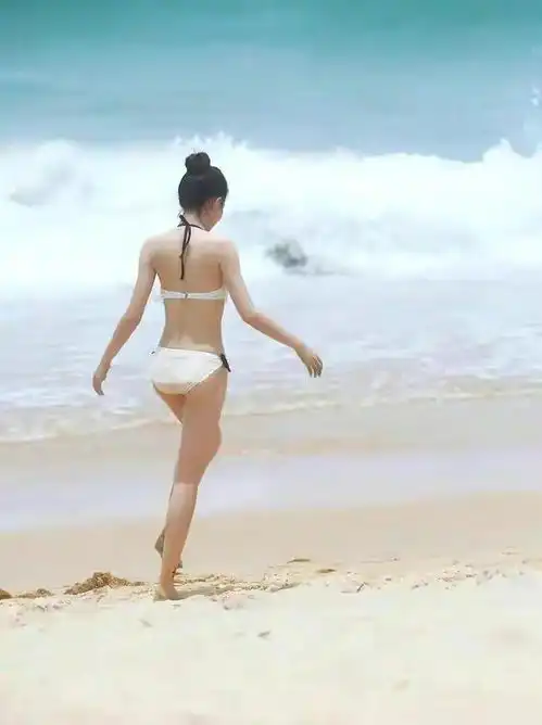 女明星海边随拍,性感妩媚,氛围感满满