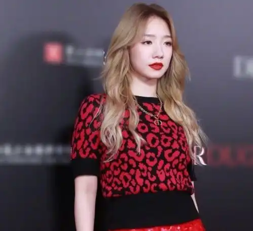 女星红毯生图又火了,袁冰妍少女感溢屏,哪知孟美岐金发美到全网