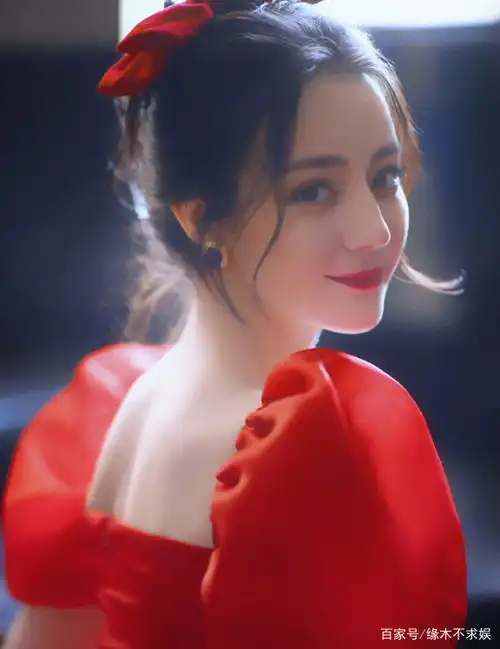 路人与迪丽热巴合影不落下风,粉丝都倒戈,这样的情况不是第一次