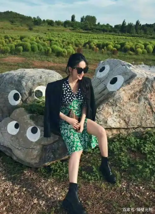刘亦菲真不愧是仙女天花板,穿老土碎花连衣裙,外形也美上天
