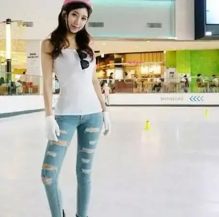 帅气活泼的牛仔裤美女,穿出魅力女人味,既吸引眼球却又不显突兀