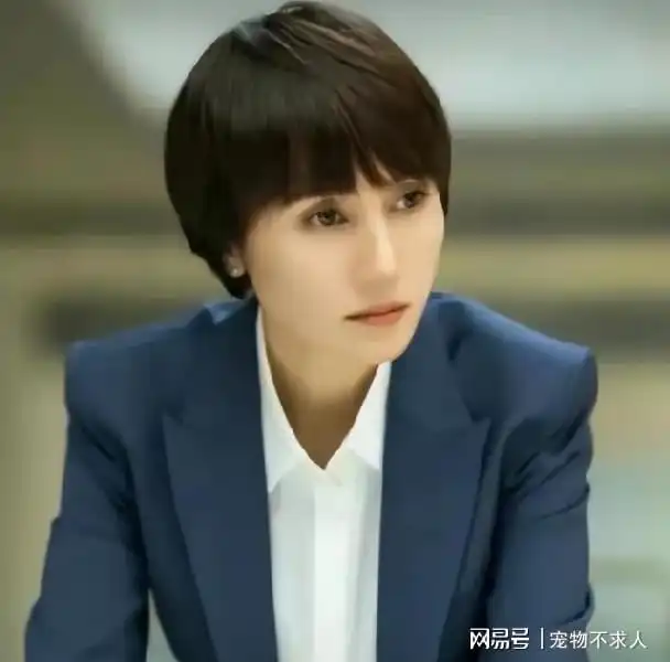 为什么说女人上了年纪,剪短发更气质看袁泉董明珠就知道