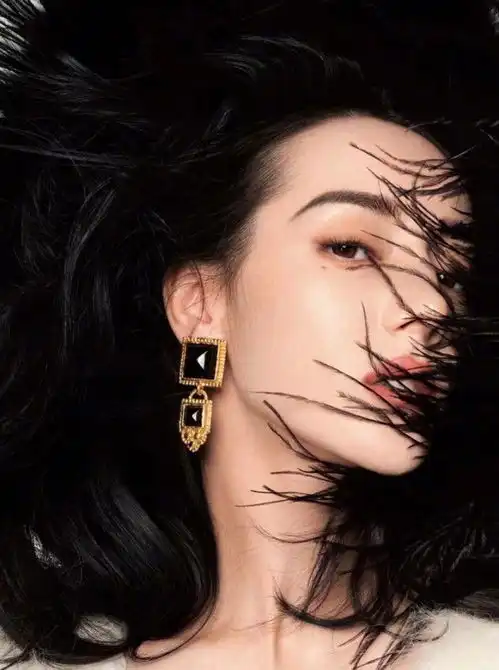 热巴历史最佳造型终于曝光涂厚唇变欧美大美女,风格国内少有