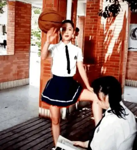 李沁高中照曝出,穿jk制服脚踩凳子,这就是少女的腿