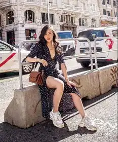 备受瞩目的穿搭教科书,小个子博主这样穿秒变竹签腿