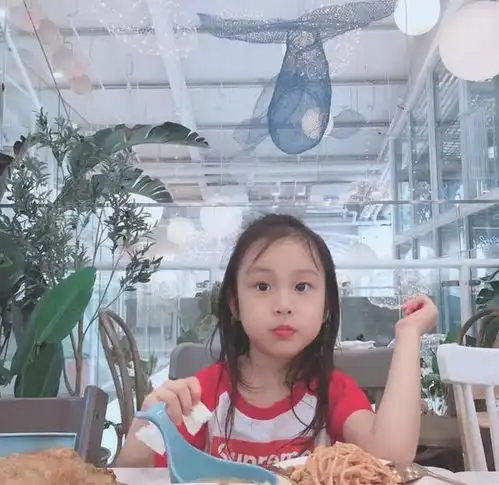 难得再次晒甜馨近照,母女俩一起滑雪,画面很温馨