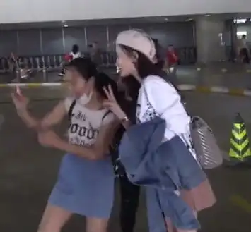 组图李小璐现身机场宛如少女虹桥一姐又添合照