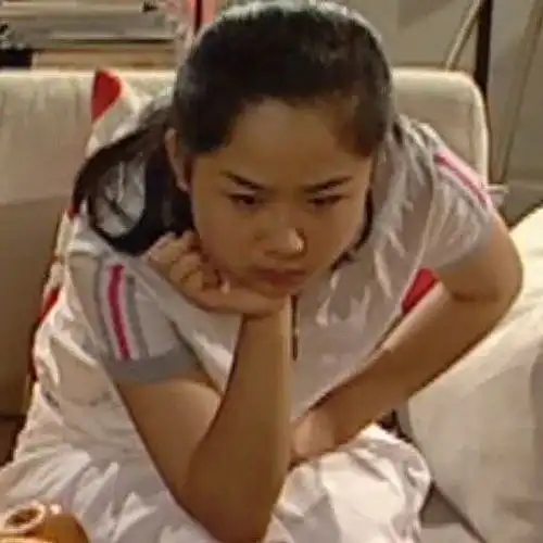 女生白色简约头像杨紫