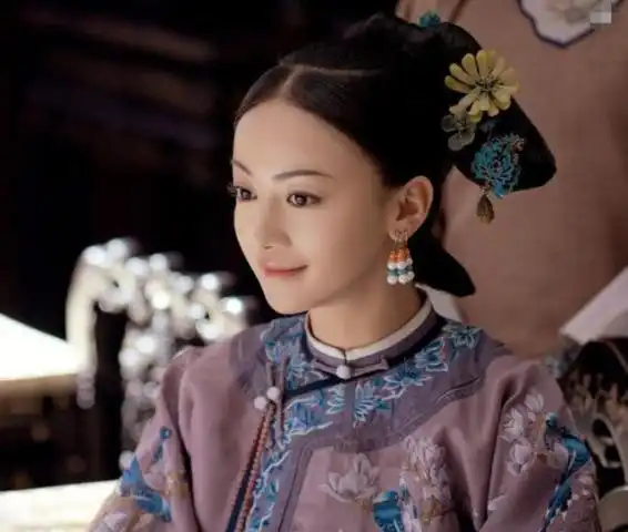 吴谨言一身唐代美人扮相,噘嘴卖萌,比魏璎珞顺眼多了