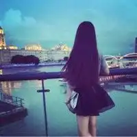 长发背景女孩图片
