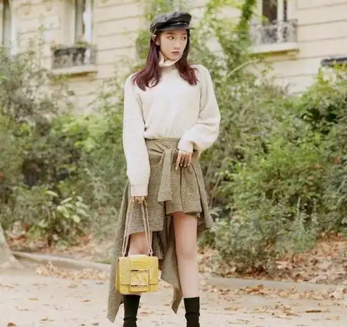 孟美岐优雅现身,高领毛衣配格纹半身裙,秋日女友领取一下