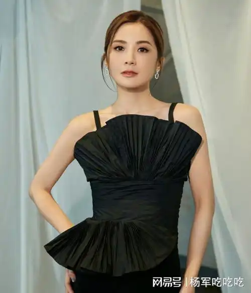 这款让白鹿美得太夸张的穿搭,却因一个细节引起网友的热议