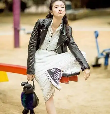 就是喜欢张雪迎任性不羁的穿搭,坏女孩也能美翻天