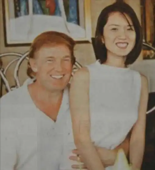 酒桌上,女子明白干爹用意,见到特朗普后,一下子坐在了他的腿上