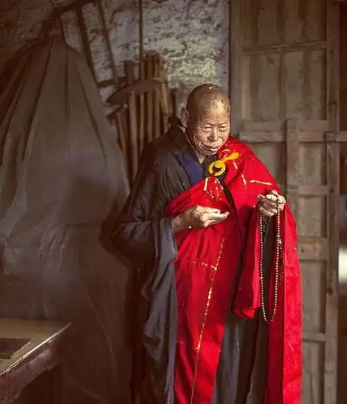 正觉寺老师公43年徒手建庙宇,一件僧衣穿到80多岁