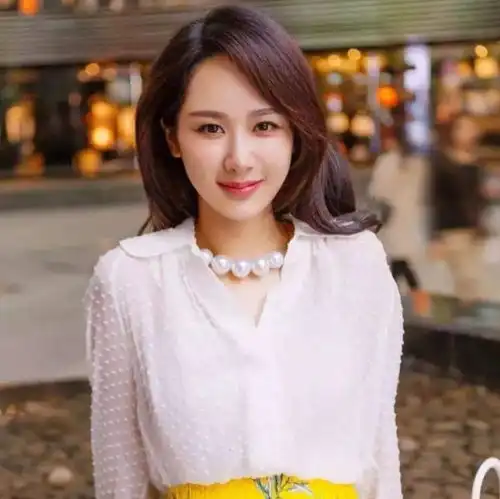 谁说杨紫只适合演少女看到她长直发换上吊带,网友瞬间沦陷