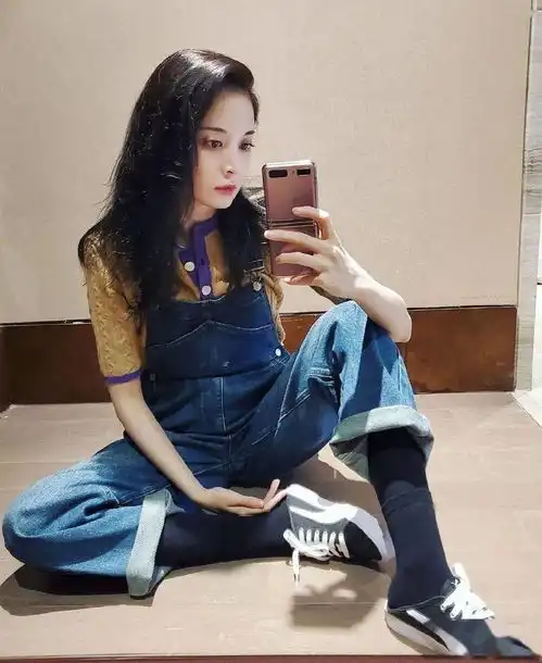 别再露脚踝了,2020年秋冬露袜才真的时髦炸了