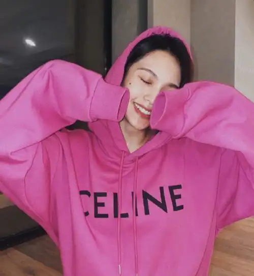 杨丞琳真的好潮啊,穿连帽卫衣像回到18岁,少女感太足了