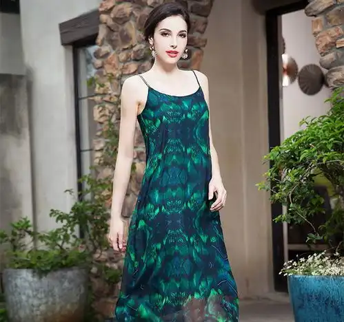 街拍性感妩媚紧身打底裤吊带背心美女,小姐姐轻松打造曼妙身姿