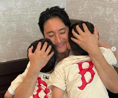 52岁申贤俊官宣三胎与小12岁妻子追生女儿成功,紧盯宝宝超有爱