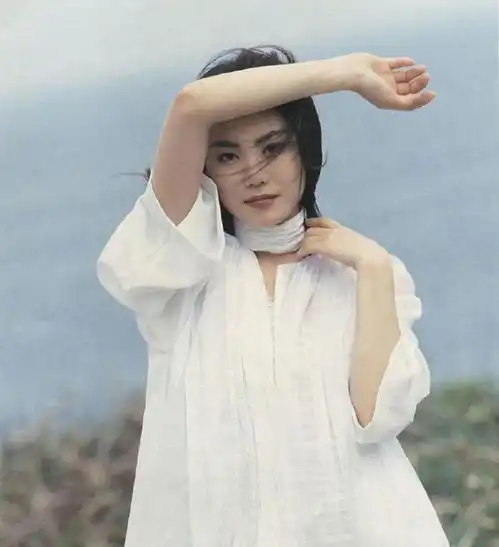 王菲和谢霆锋机场亲密牵手,终究是曾经沧海难为水