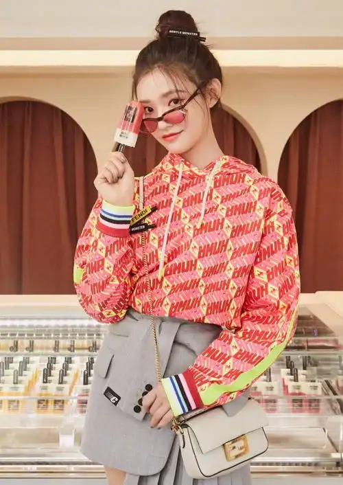 现在的女生真会玩儿,穿鞋子不算还绑皮筋,仙气十足