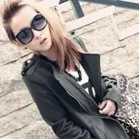 戴眼镜美女头像短烫发身