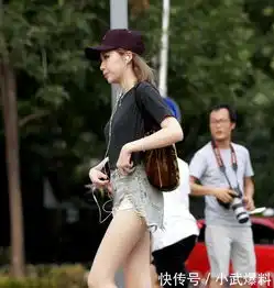 路人街拍,小姐姐你的腿长到让其她女孩都羡慕