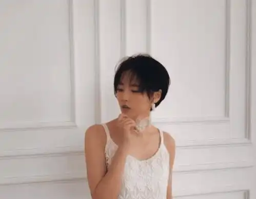 诸葛大力抖音照曝光,少女大力穿吊带出镜,白色蕾丝太撩人