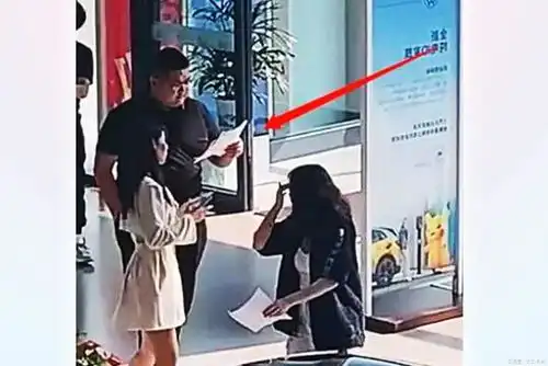 几千万的男网红被爆请演员身边多是美女,怎么可能都是路人