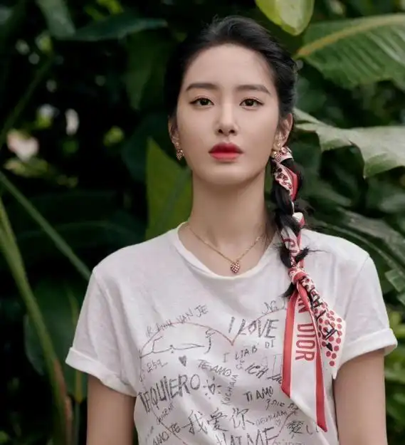 女人别总把丝巾当拍照道具,学杨采钰这样搭衣服,特洋气高级