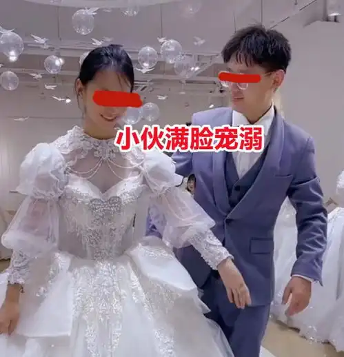 安徽00后女孩试婚纱,一张娃娃脸像初中生,新郎望着她满脸宠溺