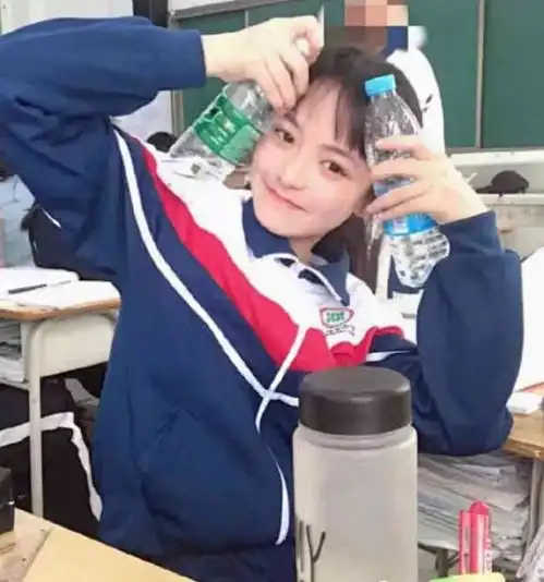 抖音00后小妹妹火了,开学第一天就被罚站网友心动的感觉