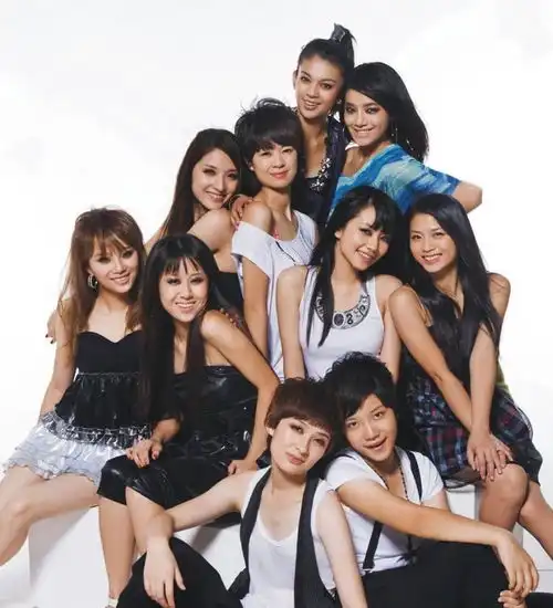 龙丹妮憔悴现身09快女聚会,衣服文字有亮点,疑回应r1se接连翻车