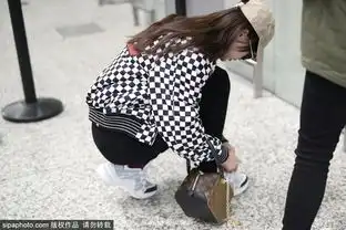 组图唐嫣黑白休闲搭配经典摩登蹲地淑女式系鞋带背影迷人