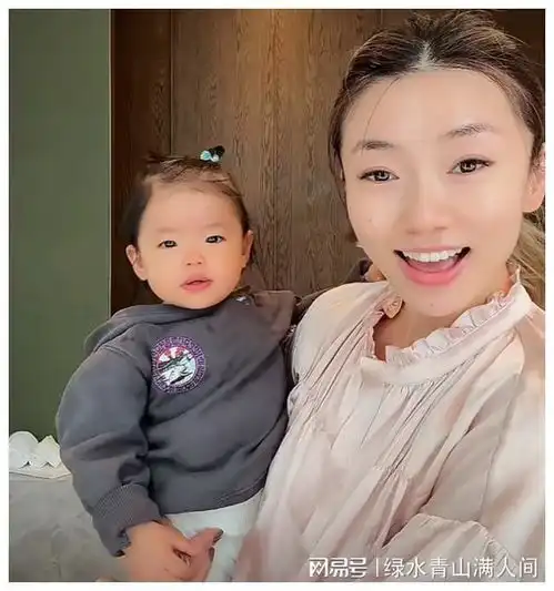 程晓玥女儿周岁宴,小姑娘手抓算盘女承母业亲妈承诺将事业做大