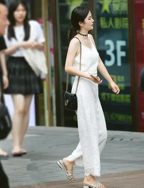 街拍美女身穿棕色上衣,搭配黄色裙子,戴着墨镜,魅力无限