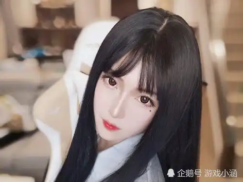 腐团儿尝试新风格,职业装让粉丝眼前一亮,高冷女神范完美展现