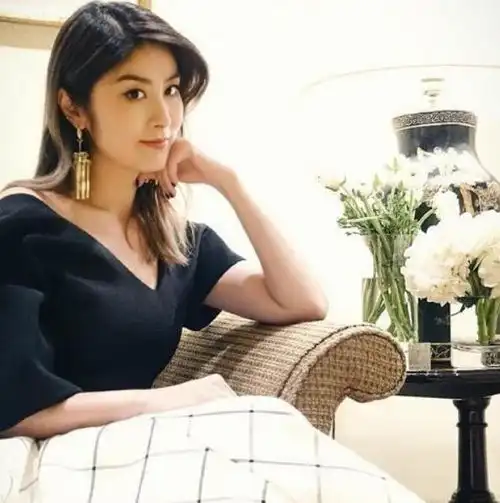 出身名门却很低调,零绯闻嫁给初恋,45岁少女感十足