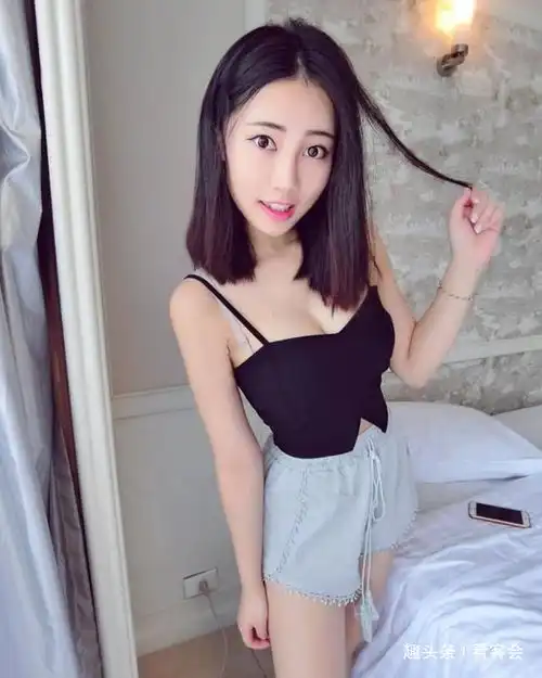 街拍美女戴着墨镜,开衫搭的蕾丝背心,妩媚动人又艳丽