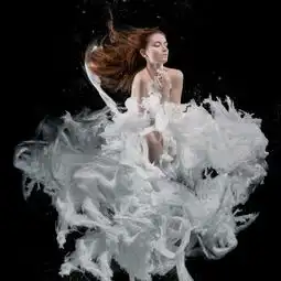 女摄影师拍摄梦幻唯美人像水中半裸上身似童话般唯美