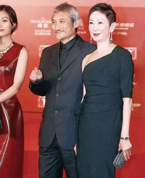 施南生花35年捧红丈夫,因不生孩子,62岁丈夫牵手小30岁女助理