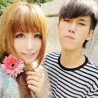 耳朵上戴着花的非主流女生图片