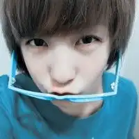 求这个戴白色眼镜的非主流女生头像的情侣头像