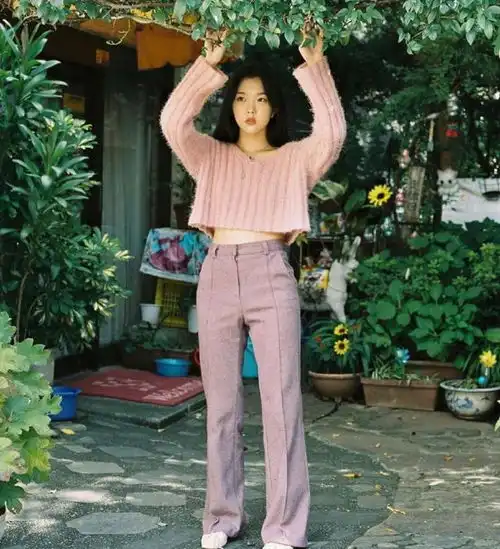 真正优雅的女人,从不会拒绝气质穿搭,简约高级又很有女人味
