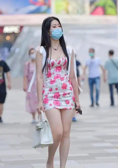 夏天街头的印花裙,充满温柔与典雅,浓郁的印花元素就是时尚