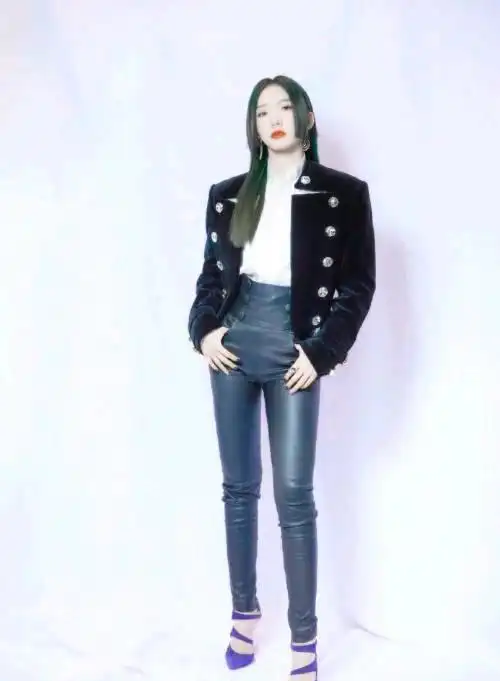 孟美岐穿米色羽绒服现身机场,黑色墨镜又帅又萌,时尚感又提升了